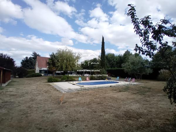Vue sur le parc et la piscine, dans un cadre idyllique , venez poser vos valises