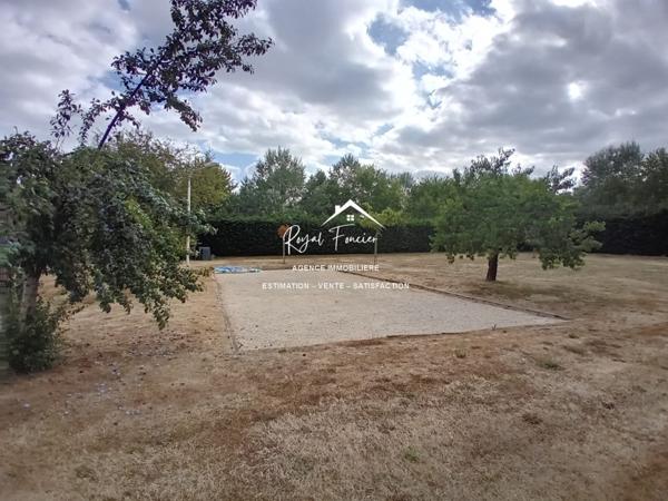 Vue sur le parc et la piscine, dans un cadre idyllique , venez poser vos valises