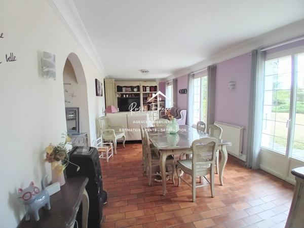 Vue sur le parc et la piscine, dans un cadre idyllique , venez poser vos valises