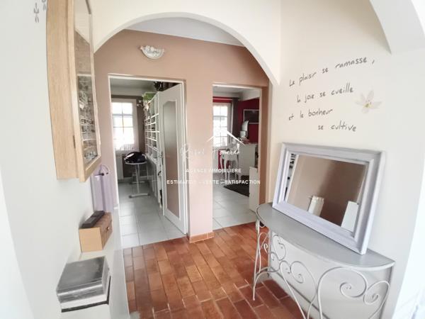 Vue sur le parc et la piscine, dans un cadre idyllique , venez poser vos valises