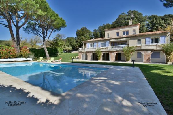 Peyruis (04310) Superbe villa de 247 m2 avec piscine édifiée sur une parcelle de 2400 m2 dans un cadre spacieux.
