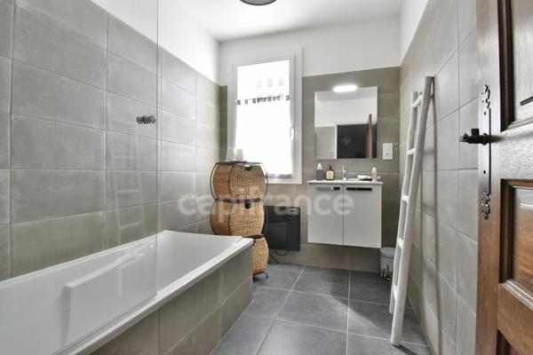 Peyruis (04310) Superbe villa de 247 m2 avec piscine édifiée sur une parcelle de 2400 m2 dans un cadre spacieux.