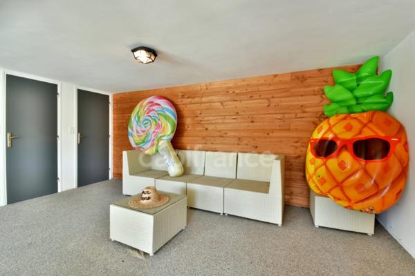 Peyruis (04310) Superbe villa de 247 m2 avec piscine édifiée sur une parcelle de 2400 m2 dans un cadre spacieux.