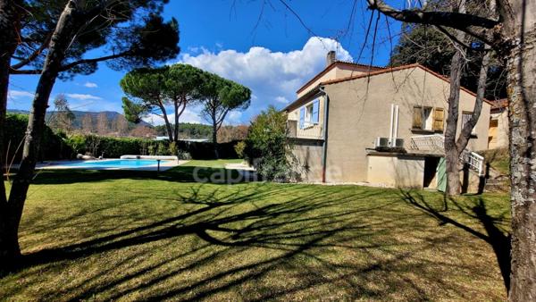 Peyruis (04310) Superbe villa de 247 m2 avec piscine édifiée sur une parcelle de 2400 m2 dans un cadre spacieux.