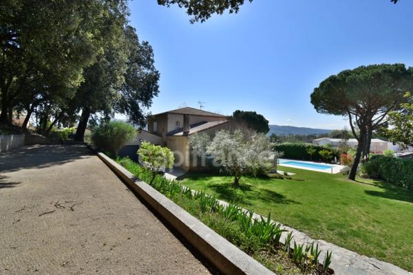 Peyruis (04310) Superbe villa de 247 m2 avec piscine édifiée sur une parcelle de 2400 m2 dans un cadre spacieux.