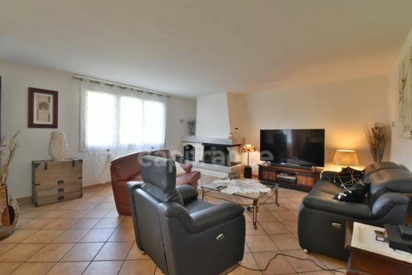 Peyruis (04310) Superbe villa de 247 m2 avec piscine édifiée sur une parcelle de 2400 m2 dans un cadre spacieux.