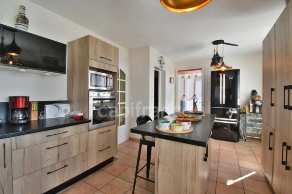 Peyruis (04310) Superbe villa de 247 m2 avec piscine édifiée sur une parcelle de 2400 m2 dans un cadre spacieux.