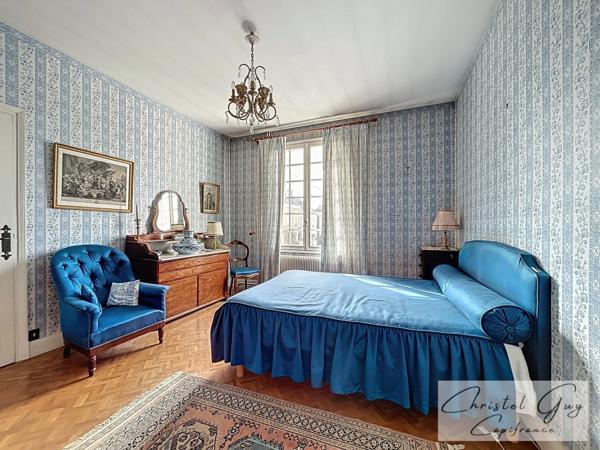 Maison bourgeoise à vendre 12 pièces, 7 chambres, centre ville Montval sur Loir (72500),