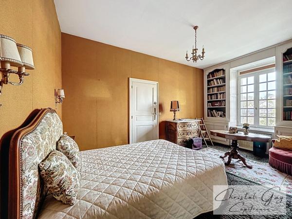 Maison bourgeoise à vendre 12 pièces, 7 chambres, centre ville Montval sur Loir (72500),