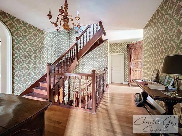 Maison bourgeoise à vendre 12 pièces, 7 chambres, centre ville Montval sur Loir (72500),