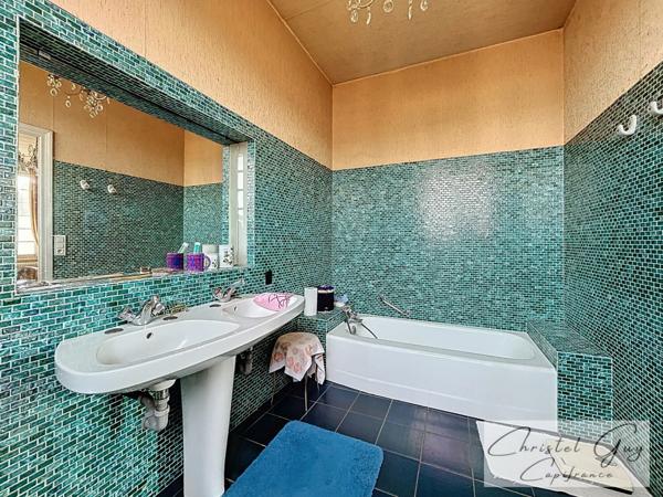 Maison bourgeoise à vendre 12 pièces, 7 chambres, centre ville Montval sur Loir (72500),