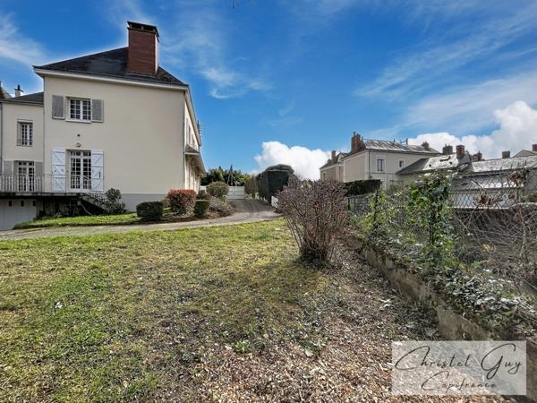 Maison bourgeoise à vendre 12 pièces, 7 chambres, centre ville Montval sur Loir (72500),