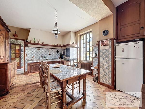 Maison bourgeoise à vendre 12 pièces, 7 chambres, centre ville Montval sur Loir (72500),