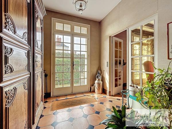 Maison bourgeoise à vendre 12 pièces, 7 chambres, centre ville Montval sur Loir (72500),