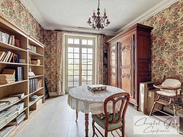 Maison bourgeoise à vendre 12 pièces, 7 chambres, centre ville Montval sur Loir (72500),