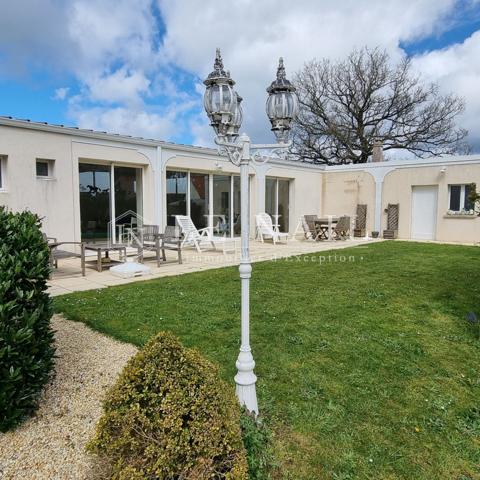 ELEGANTE MAISON DE MAITRE aux PORTES DE LA MAYENNE