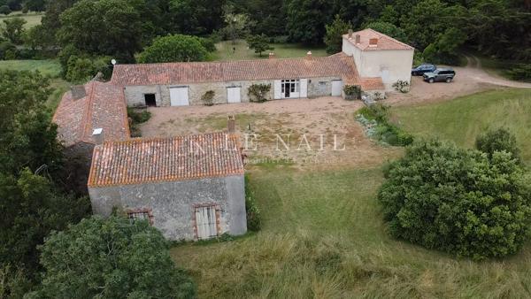 Charmant logis Vendéen avec dépendances dans un environnement unique proche de la mer