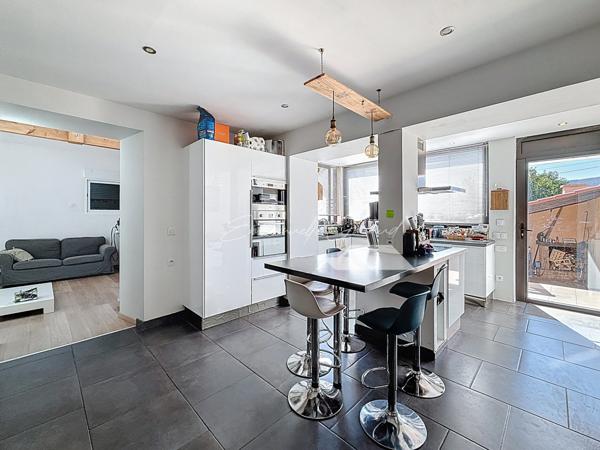 Millau (12100) Quartier des Aumières // Maison 6 pièces 105 m2 habitables environ avec jardin, piscine et spa