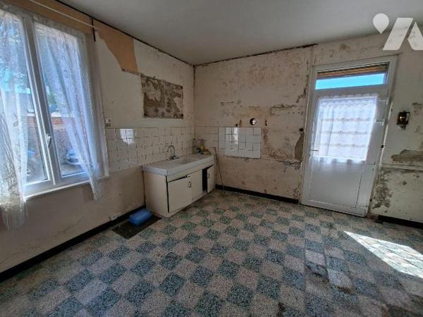 Maison à vendre à SAINS RICHAUMONT, comprenant une cuisine, un séjour, deux chambres communican...