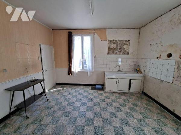 Maison à vendre à SAINS RICHAUMONT, comprenant une cuisine, un séjour, deux chambres communican...