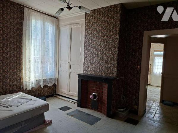 Maison à vendre à SAINS RICHAUMONT, comprenant une cuisine, un séjour, deux chambres communican...