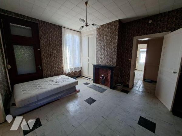 Maison à vendre à SAINS RICHAUMONT, comprenant une cuisine, un séjour, deux chambres communican...