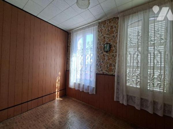 Maison à vendre à SAINS RICHAUMONT, comprenant une cuisine, un séjour, deux chambres communican...