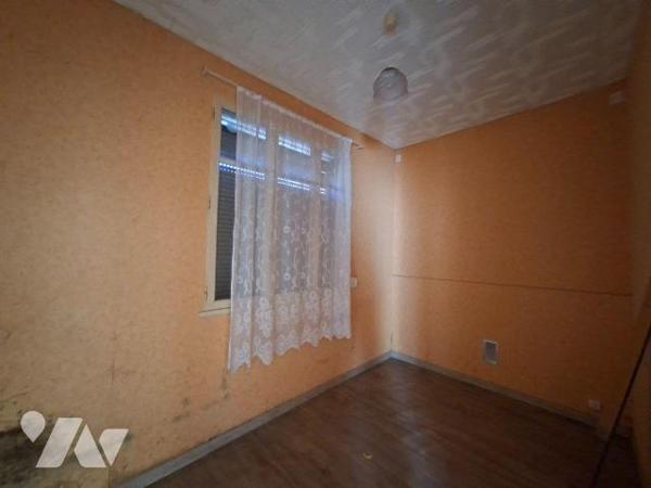 Maison à vendre à SAINS RICHAUMONT, comprenant une cuisine, un séjour, deux chambres communican...