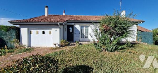 Pavillon de plain-pied d'une surface de 93 m² avec un second logement et trois garages.