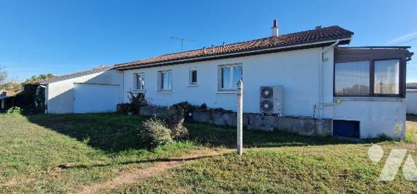 Pavillon de plain-pied d'une surface de 93 m² avec un second logement et trois garages.