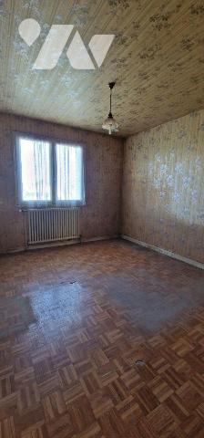 Pavillon de plain-pied d'une surface de 93 m² avec un second logement et trois garages.