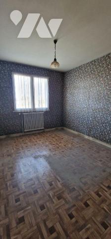 Pavillon de plain-pied d'une surface de 93 m² avec un second logement et trois garages.