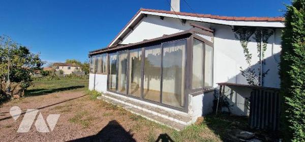 Pavillon de plain-pied d'une surface de 93 m² avec un second logement et trois garages.