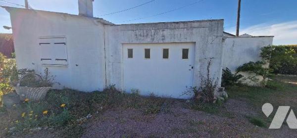 Pavillon de plain-pied d'une surface de 93 m² avec un second logement et trois garages.