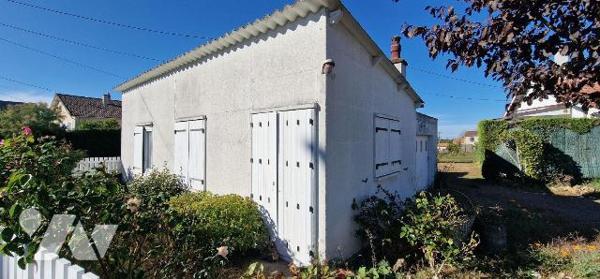 Pavillon de plain-pied d'une surface de 93 m² avec un second logement et trois garages.