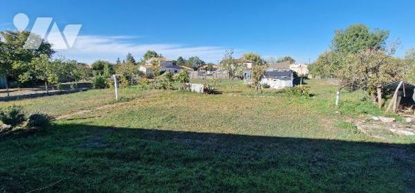 Pavillon de plain-pied d'une surface de 93 m² avec un second logement et trois garages.