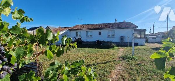 Pavillon de plain-pied d'une surface de 93 m² avec un second logement et trois garages.