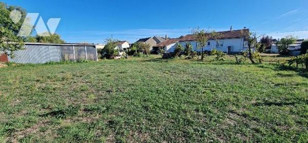 Pavillon de plain-pied d'une surface de 93 m² avec un second logement et trois garages.