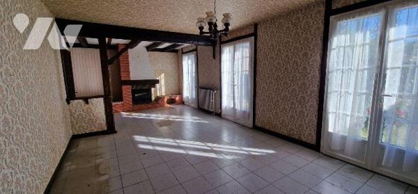 Pavillon de plain-pied d'une surface de 93 m² avec un second logement et trois garages.