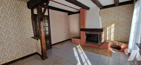 Pavillon de plain-pied d'une surface de 93 m² avec un second logement et trois garages.
