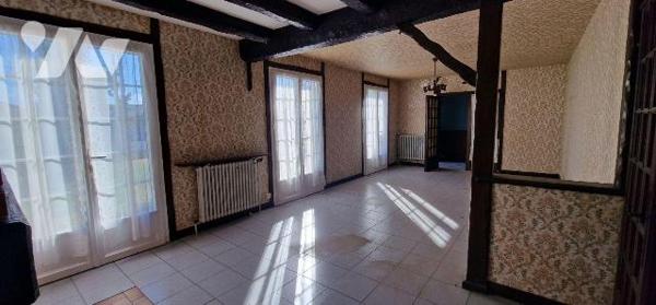 Pavillon de plain-pied d'une surface de 93 m² avec un second logement et trois garages.