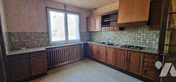 Pavillon de plain-pied d'une surface de 93 m² avec un second logement et trois garages.