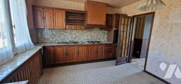 Pavillon de plain-pied d'une surface de 93 m² avec un second logement et trois garages.