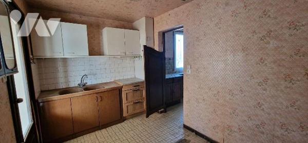 Pavillon de plain-pied d'une surface de 93 m² avec un second logement et trois garages.