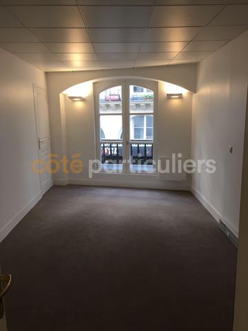 Location
                Bureaux61 m² - 3 Pièces -
                    PARIS (75002)