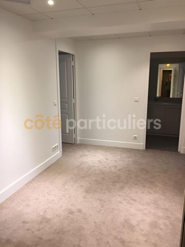 Location
                Bureaux61 m² - 3 Pièces -
                    PARIS (75002)