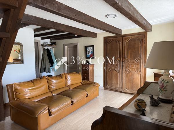 Maison
                                                                                                                                                                                                                                                                                                                        8 pièce(s)                                                                                                                                                                                                          5 chambre(s)                                                                                                                                                                                                          242  m²