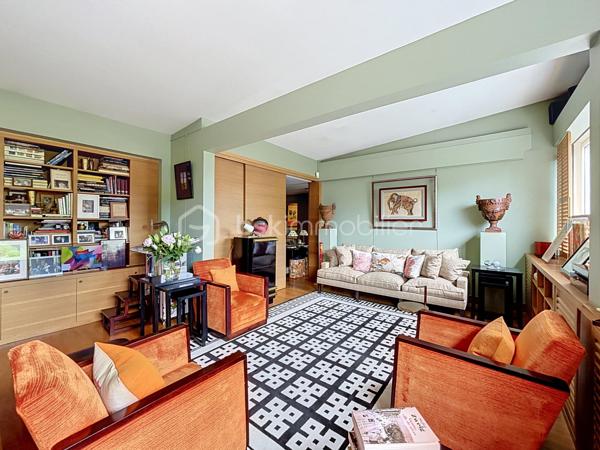 Au coeur d'un parc verdoyant, à proximité d'un golf, découvrez ce magnifique appartement de 107 m2 au charme atypique, véritable havre de paix ou nature et élégance se mélangent.
Il se compose comme suit : L' entrée vous séduira par la qualité des finitions et le choix des matériaux haut de gamme ; le vaste salon/séjour, à la fois élégant et chaleureux, vous offrira un cadre de vie idéal pour partager des moments conviviaux en famille ou entre amis ; l'espace nuit est desservit par un couloir parfaitement optimisé grâce à de nombreux rangements intégrés réalisés en menuiserie sur mesure ; deux chambres confortables bénéficiant chacune d'une vue apaisante sur la nature environnante ; la cuisine aménagée et équipée, réalisée sur mesure également, avec ses ouvrants généreux sur le parc, vous apportera lumière et sérénité au quotidien.
Un garage et une cave extérieurs et privatifs viennent compléter ce bien de grande qualité.
Cette proposition rare et singulière, située sur la commune recherchée de Garches, à proximité de Vaucresson, bénéficie de toutes les commodités, tout en offrant un cadre de vie privilégié, calme et verdoyant.
Un véritable coup de coeur à découvrir pour les amateurs de biens atypiques et élégants.