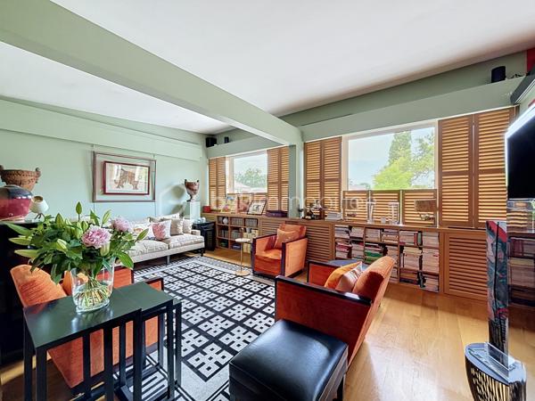 Au coeur d'un parc verdoyant, à proximité d'un golf, découvrez ce magnifique appartement de 107 m2 au charme atypique, véritable havre de paix ou nature et élégance se mélangent.
Il se compose comme suit : L' entrée vous séduira par la qualité des finitions et le choix des matériaux haut de gamme ; le vaste salon/séjour, à la fois élégant et chaleureux, vous offrira un cadre de vie idéal pour partager des moments conviviaux en famille ou entre amis ; l'espace nuit est desservit par un couloir parfaitement optimisé grâce à de nombreux rangements intégrés réalisés en menuiserie sur mesure ; deux chambres confortables bénéficiant chacune d'une vue apaisante sur la nature environnante ; la cuisine aménagée et équipée, réalisée sur mesure également, avec ses ouvrants généreux sur le parc, vous apportera lumière et sérénité au quotidien.
Un garage et une cave extérieurs et privatifs viennent compléter ce bien de grande qualité.
Cette proposition rare et singulière, située sur la commune recherchée de Garches, à proximité de Vaucresson, bénéficie de toutes les commodités, tout en offrant un cadre de vie privilégié, calme et verdoyant.
Un véritable coup de coeur à découvrir pour les amateurs de biens atypiques et élégants.