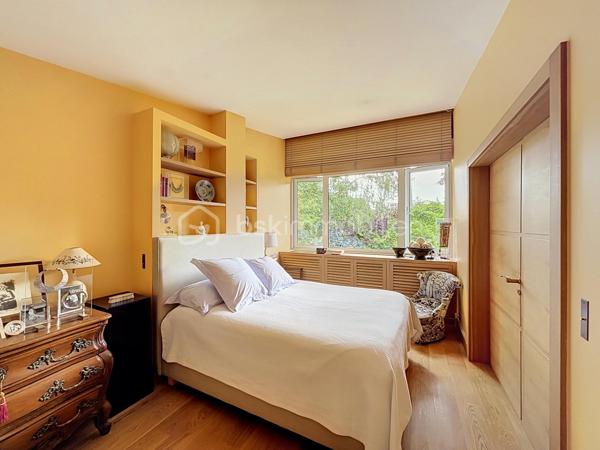 Au coeur d'un parc verdoyant, à proximité d'un golf, découvrez ce magnifique appartement de 107 m2 au charme atypique, véritable havre de paix ou nature et élégance se mélangent.
Il se compose comme suit : L' entrée vous séduira par la qualité des finitions et le choix des matériaux haut de gamme ; le vaste salon/séjour, à la fois élégant et chaleureux, vous offrira un cadre de vie idéal pour partager des moments conviviaux en famille ou entre amis ; l'espace nuit est desservit par un couloir parfaitement optimisé grâce à de nombreux rangements intégrés réalisés en menuiserie sur mesure ; deux chambres confortables bénéficiant chacune d'une vue apaisante sur la nature environnante ; la cuisine aménagée et équipée, réalisée sur mesure également, avec ses ouvrants généreux sur le parc, vous apportera lumière et sérénité au quotidien.
Un garage et une cave extérieurs et privatifs viennent compléter ce bien de grande qualité.
Cette proposition rare et singulière, située sur la commune recherchée de Garches, à proximité de Vaucresson, bénéficie de toutes les commodités, tout en offrant un cadre de vie privilégié, calme et verdoyant.
Un véritable coup de coeur à découvrir pour les amateurs de biens atypiques et élégants.